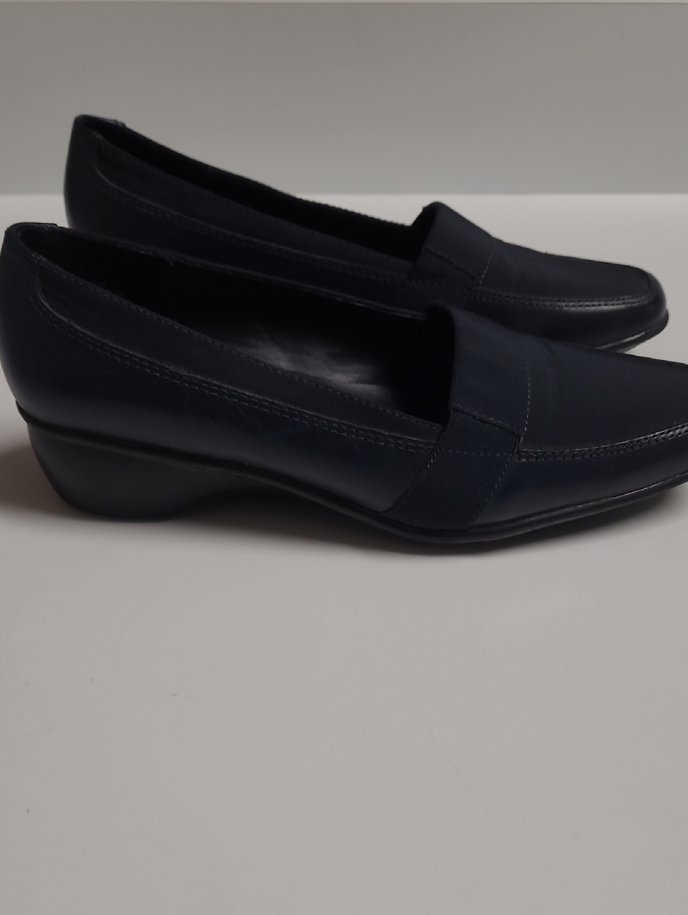 Liz Baker Navy Leather Slip-On Loafers - Size 6.5 - Picture 3 of 5